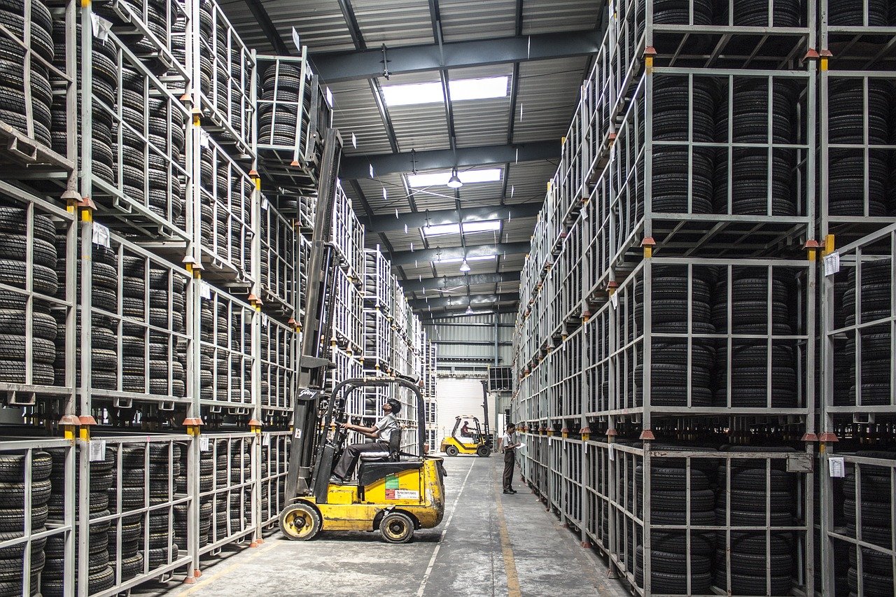 Luminaire led pour l'éclairage de rack de stockage dans un entrepôt.